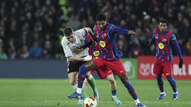 Inigo Sainz-Maza y Marcus Rashford disputan el balón en el partido entre el Racing Club y FC Barcelona.