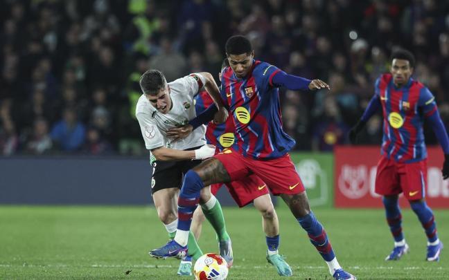 Inigo Sainz-Maza y Marcus Rashford disputan el balón en el partido entre el Racing Club y FC Barcelona.