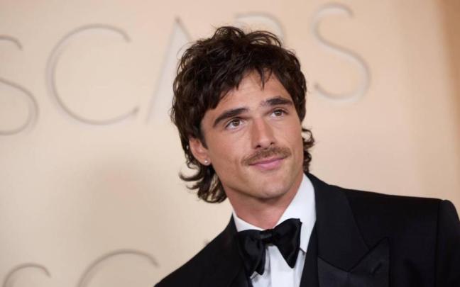 Jacob Elordi en la alfombre roja de los Premios Oscar