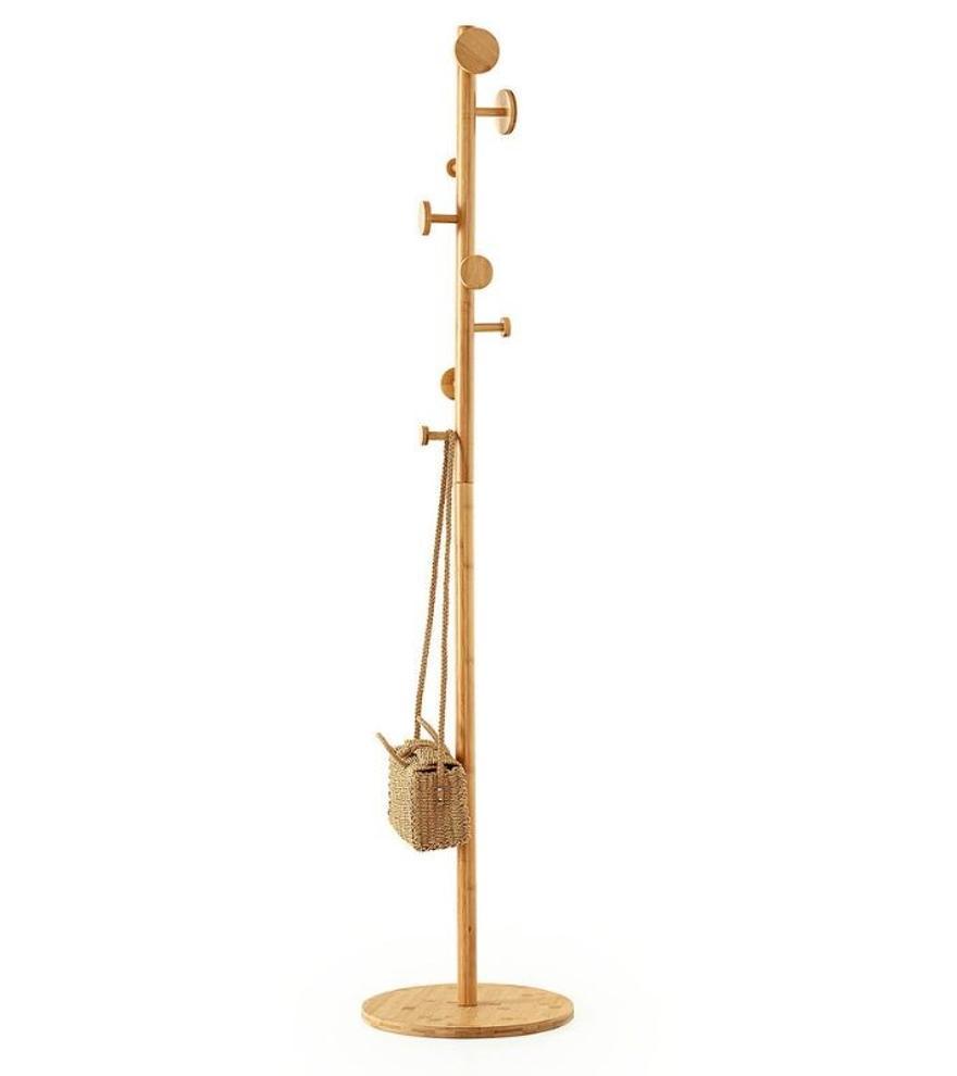 Un perchero de madera.