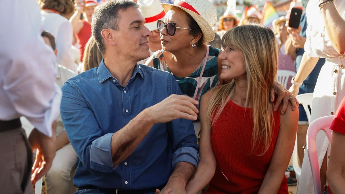 Begoña Gómez reapareció ayer junto a Pedro Sánchez en un mitin del PSOE en Benalmádena (Málaga).