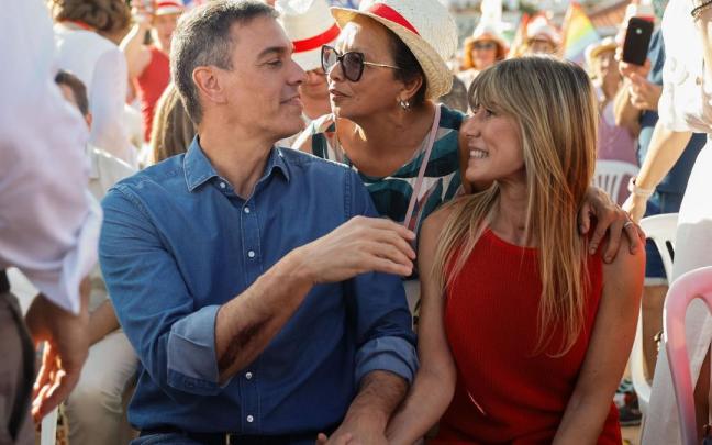 Begoña Gómez reapareció ayer junto a Pedro Sánchez en un mitin del PSOE en Benalmádena (Málaga).