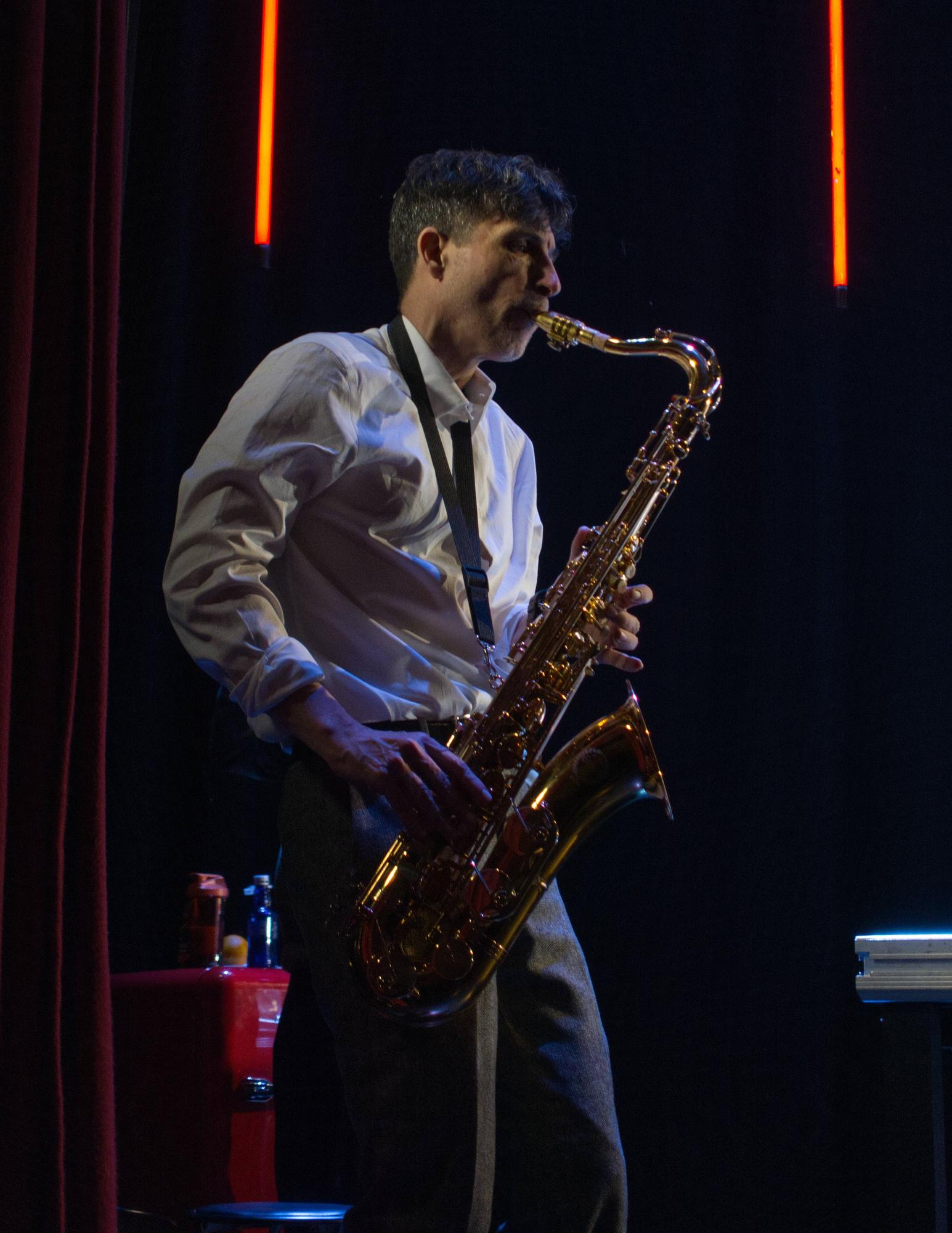 Aitor Beltrán interpreta música en directo.