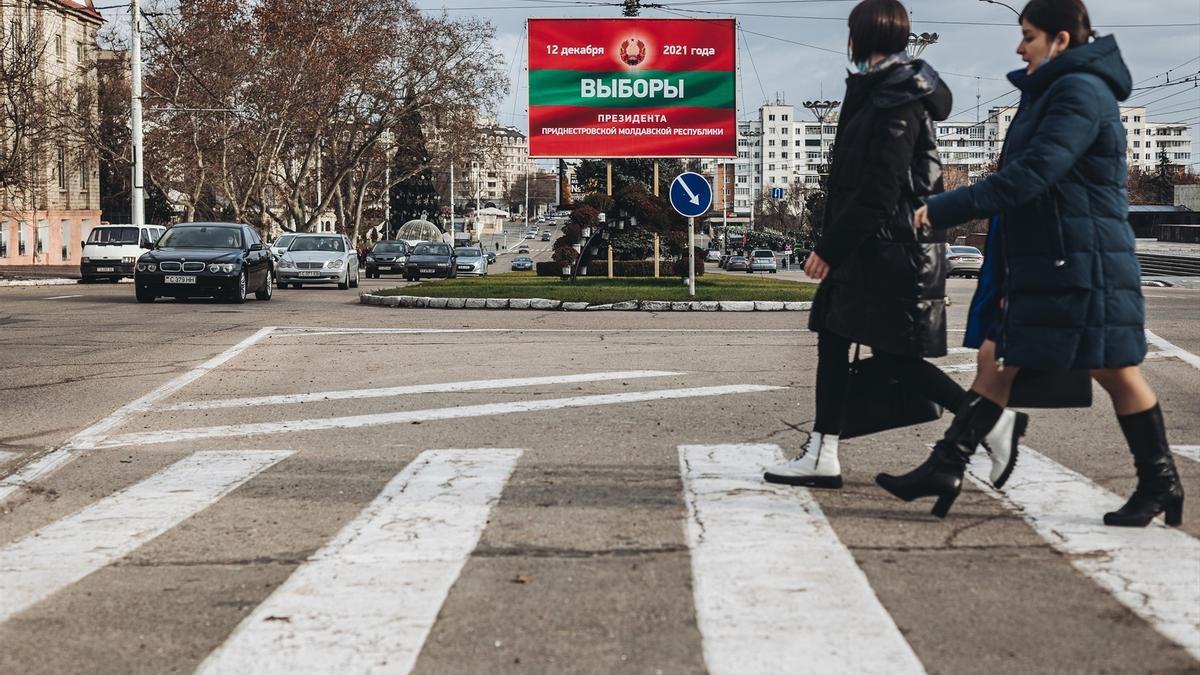 Unas mujeres paean por Tiráspol, capital de Transnistria.