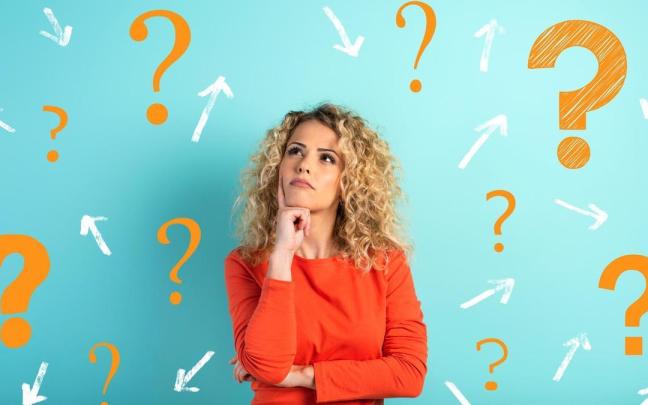 Una mujer pensativa y llena de dudas a la hora de tomar una decisión.