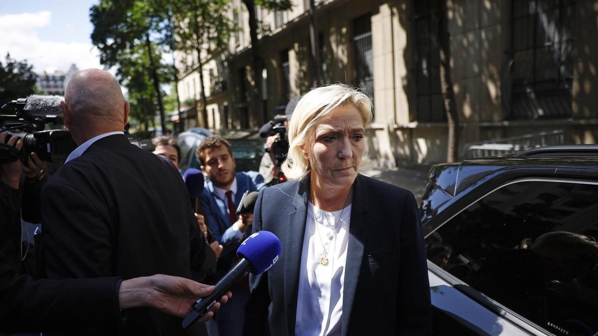 Marine Le Pen abandona la sede de la Agrupación Nacional (RN) en París.