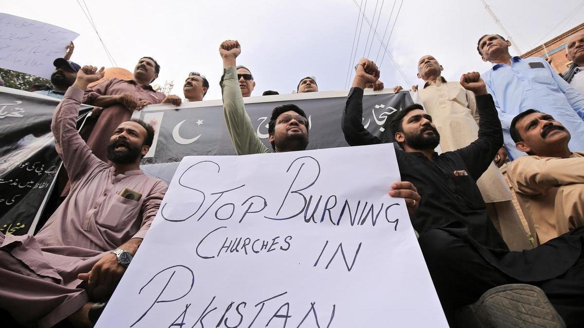Un grupo cristiano de Pakistán protesta contra la violencia extremista en Jaranwala.