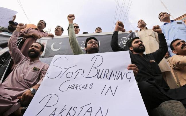 Un grupo cristiano de Pakistán protesta contra la violencia extremista en Jaranwala. Un grupo cristiano de Pakistán protesta contra la violencia extremista en Jaranwala.