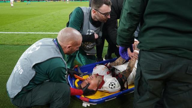 Noa Lang, jugador del Galatasaray, siendo atendido por los servicios médicos.