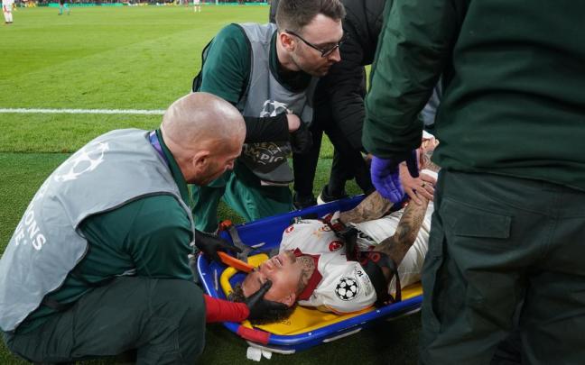 Noa Lang, jugador del Galatasaray, siendo atendido por los servicios médicos.