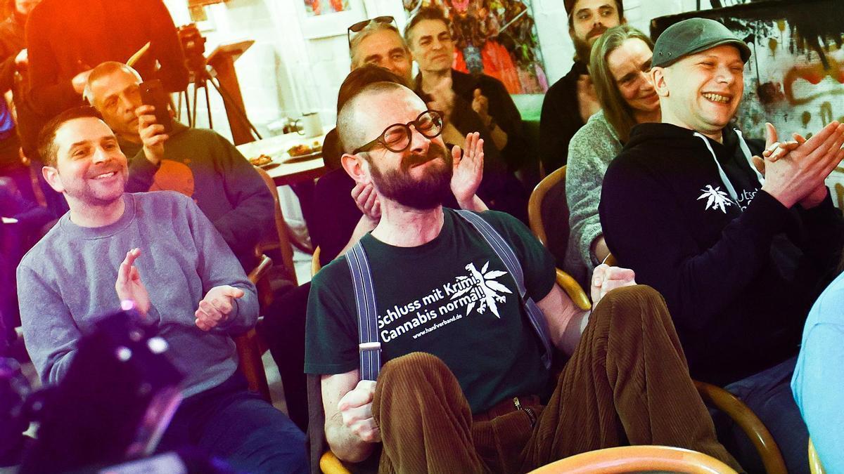 Varias personas siguen en directo la votación desde el Museo del Cáñamo de Berlín.