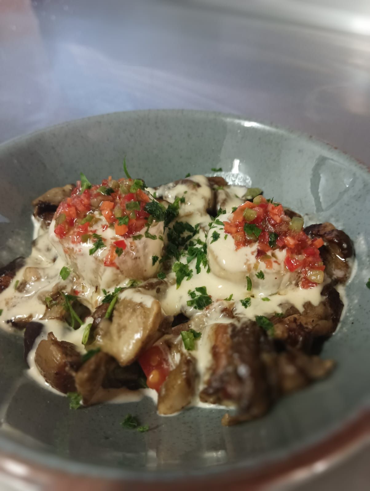 Ensalada templada de hongos y vieiras, vinagreta de frutos rojos y salsa de foie.