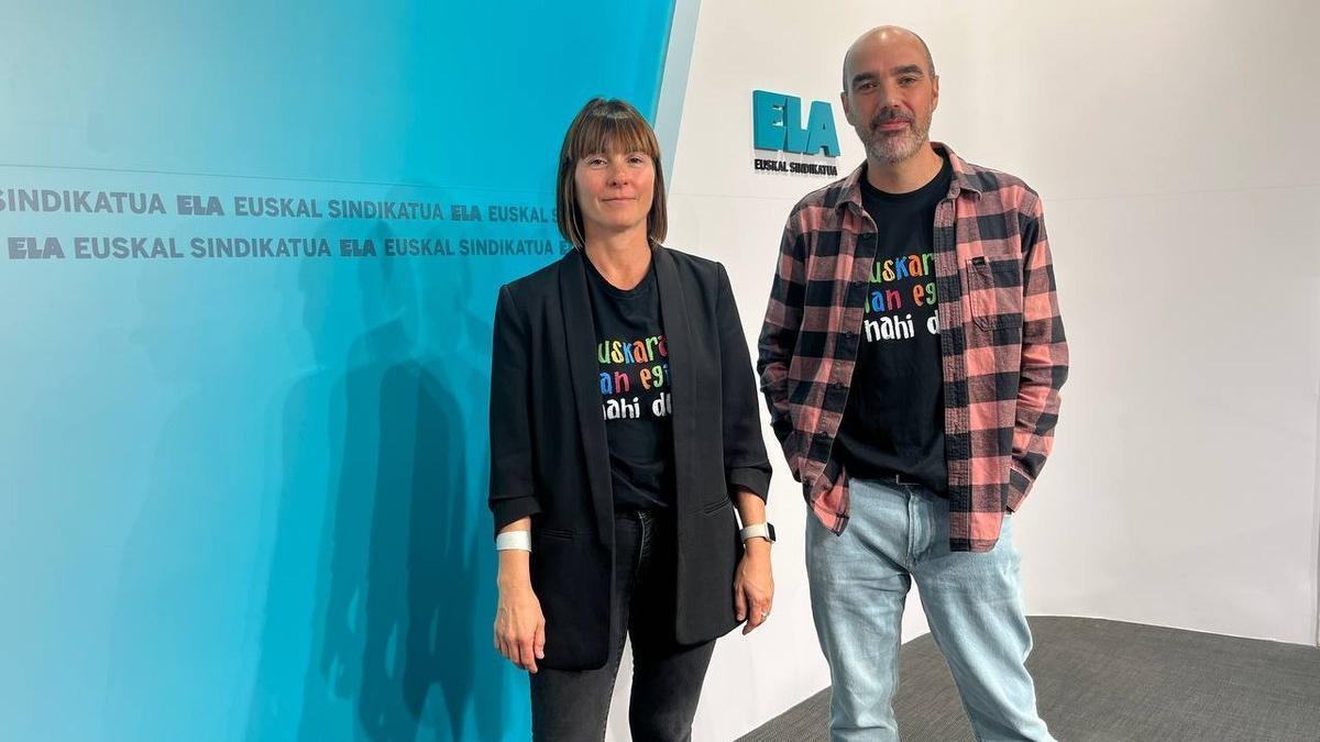 El responsable de euskera del sindicato ELA, Pello Igeregi, y la responsable de Industria y Construcción, Arrate Elkoro.