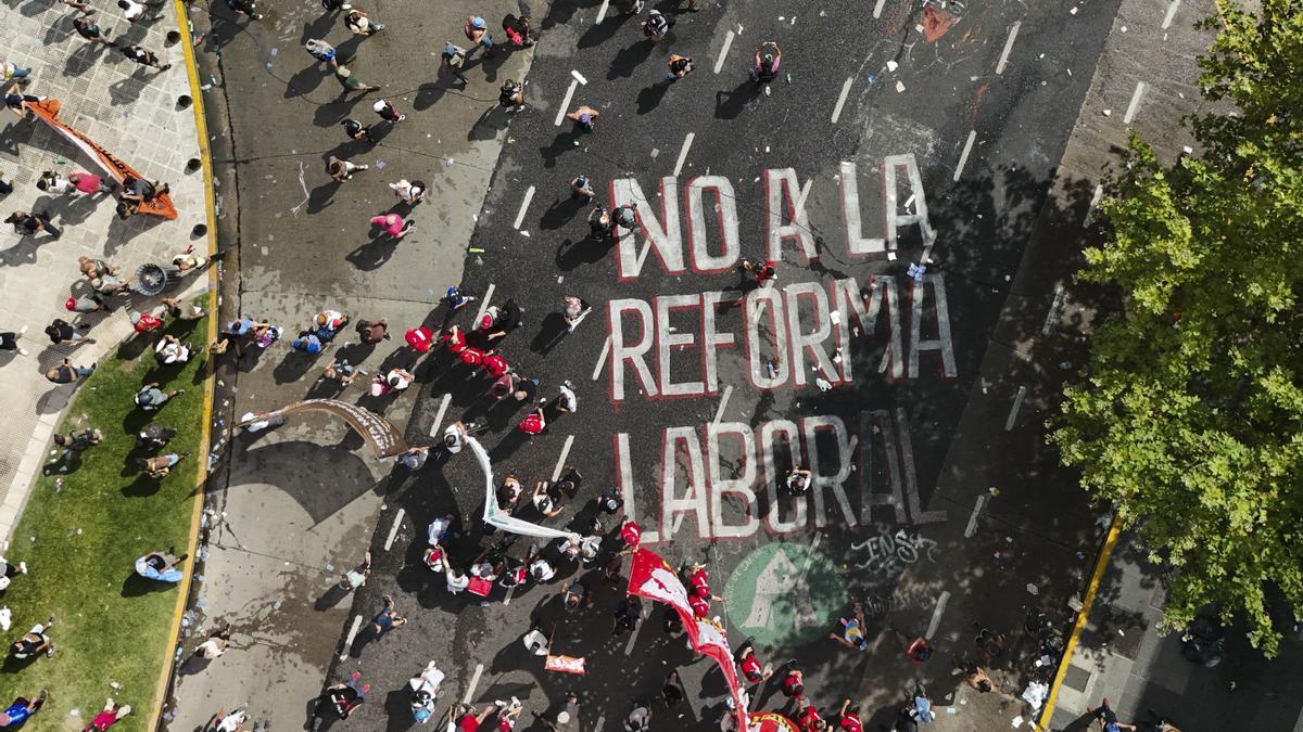 Batalla campal en Buenos Aires: Argentina aprueba la reforma laboral más polémica en décadas