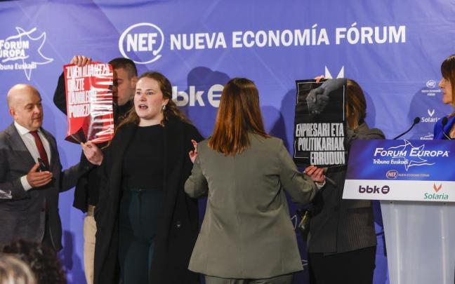 Momento en el que varias personas han interrumpido la intervención de Idoia Mendia. / EFE Momento en el que varias personas han interrumpido la intervención de Idoia Mendia.