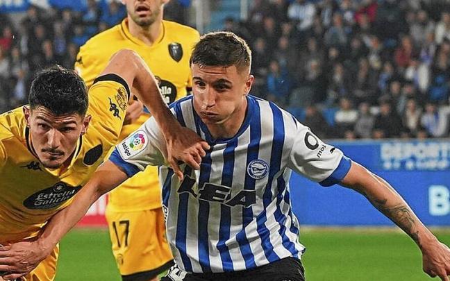 Tenaglia lucha por el balón durante el partido ante el Lugo en Mendizorroza. | FOTO: JORGE MUÑOZ