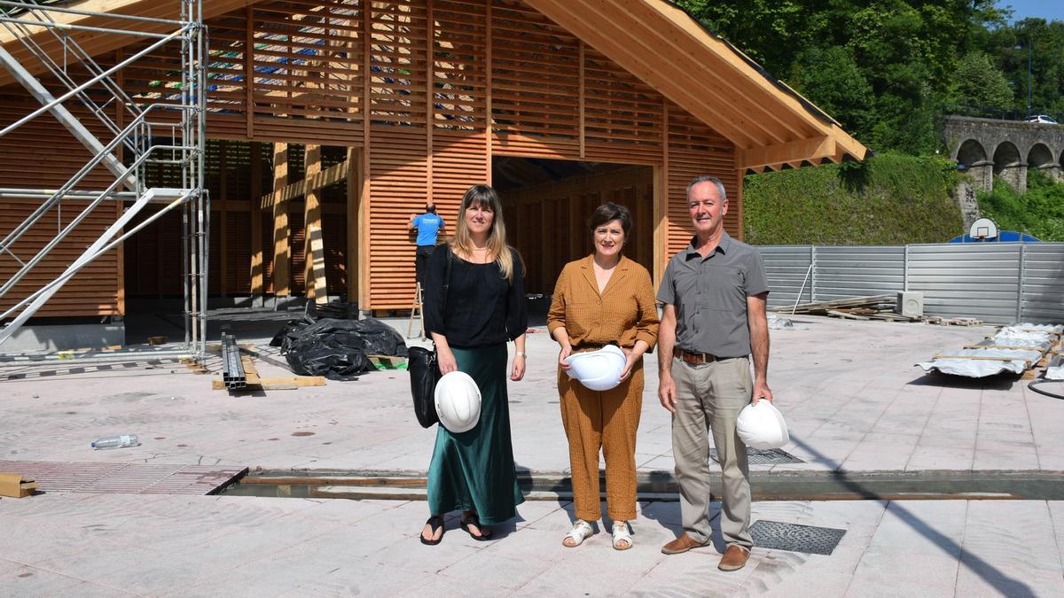 La concejal de Deportes, la alcaldesa y el arquitecto municipal