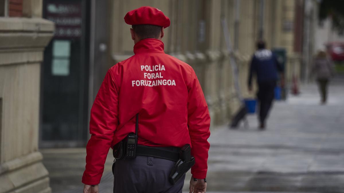 Imagen de archivo de un agente de la Policía Foral de Navarra