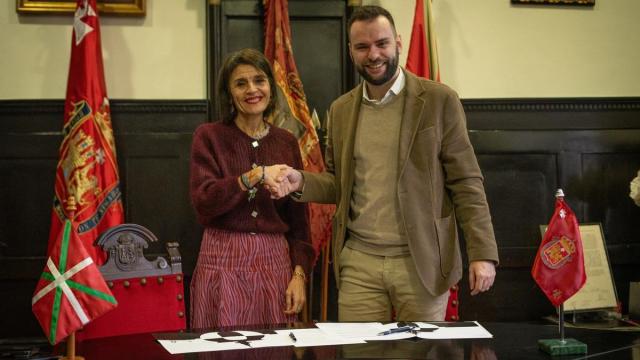 La consejera Noelia Melgosa y el alcalde de Orduña, Iker Santocildes, muestras su satisfacción por el proyecto piloto