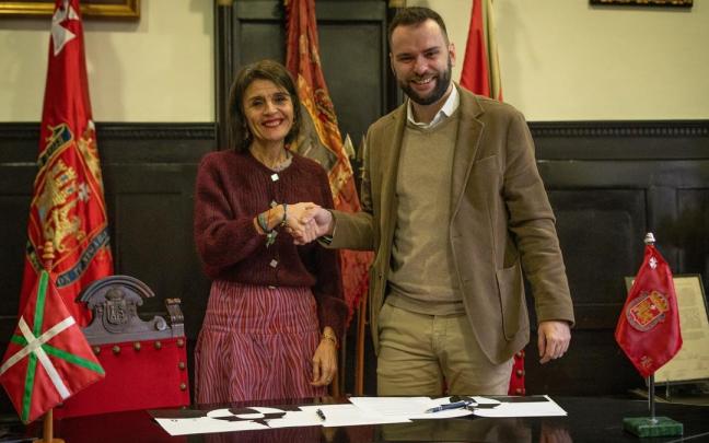 La consejera Noelia Melgosa y el alcalde de Orduña, Iker Santocildes, muestras su satisfacción por el proyecto piloto