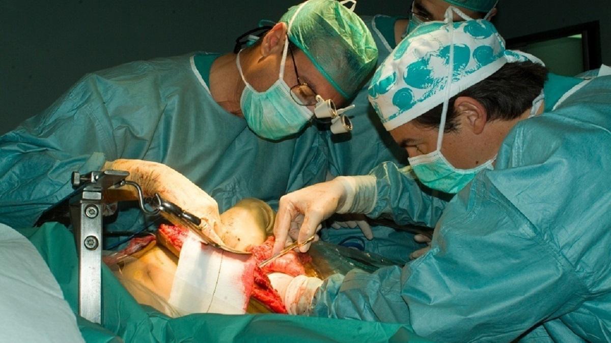 Trasplante de hígado a un paciente.