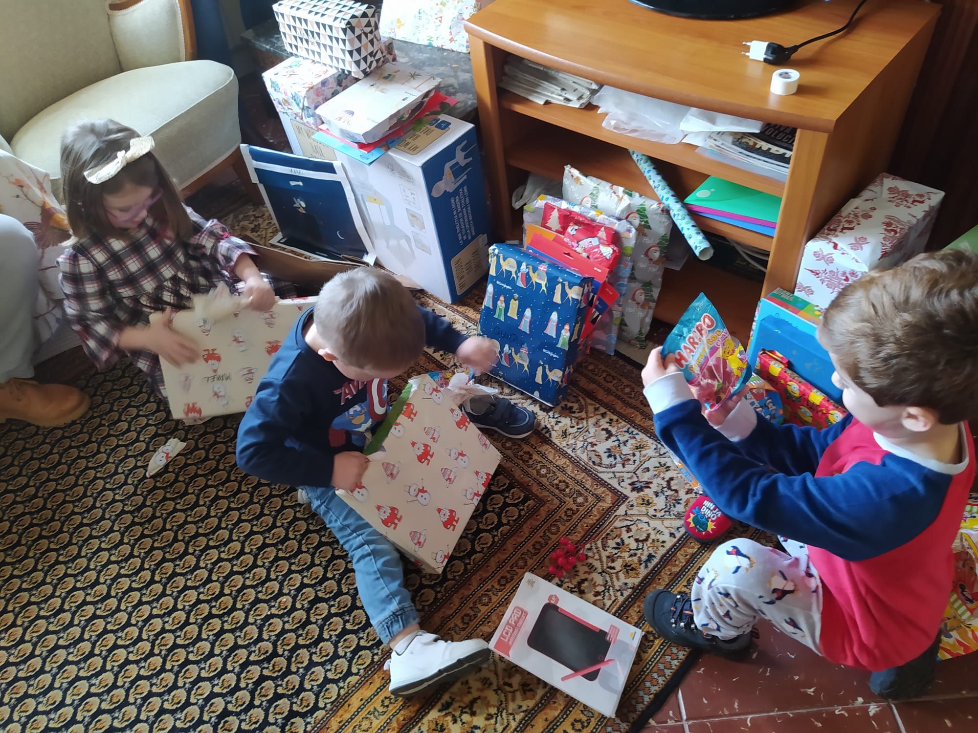 Sonrisas y emoción al abrir los regalos de Navidad