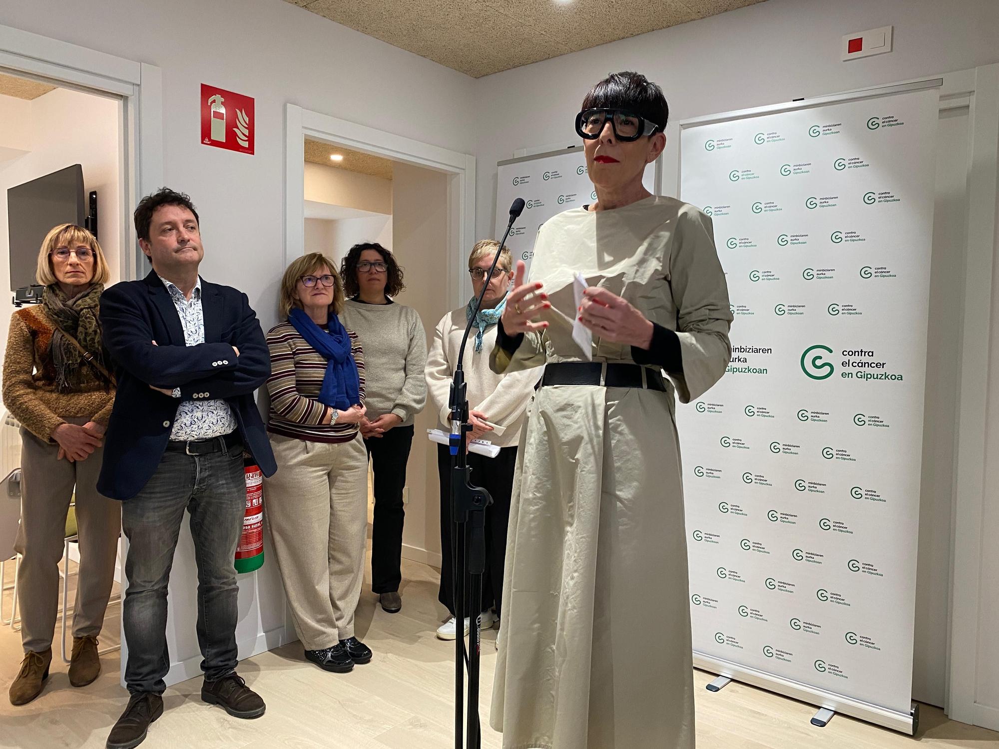 Katty Nevado, gerente de la asociación en Gipuzkoa durante la inauguración.
