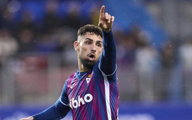 Peru Nolaskoain en un partido de esta temporada con el Eibar, donde milita cedido por el Athletic. Peru Nolaskoain en un partido de esta temporada con el Eibar, donde milita cedido por el Athletic.