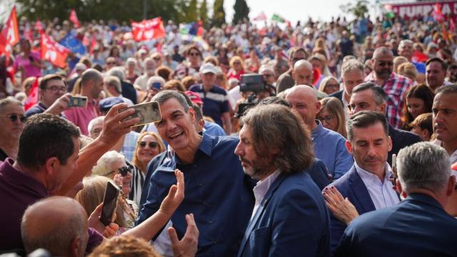 Pedro Sánchez se hace un selfi con un militante durante el acto de precampaña en Dos Hermanas (Sevilla)