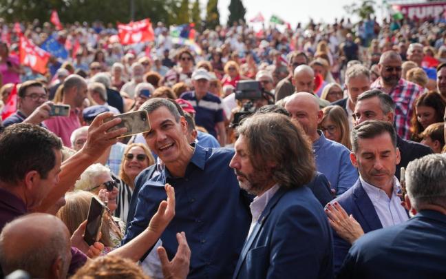 Pedro Sánchez se hace un selfi con un militante durante el acto de precampaña en Dos Hermanas (Sevilla)