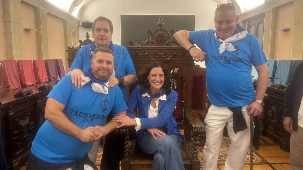 Mireia Elkoroiribe junto a los txupineros de este año