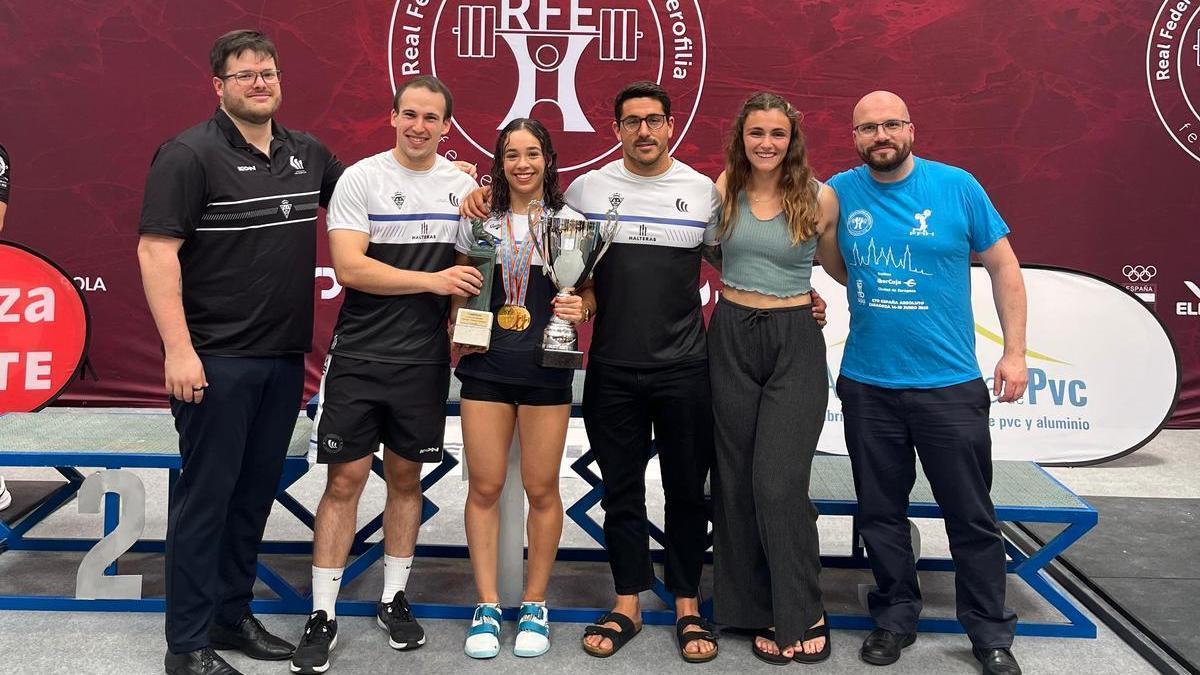 Malen Monasterio, con las copas y las medallas ganadas, junto al equipo de ZKE Halterofilia en Zaragoza.