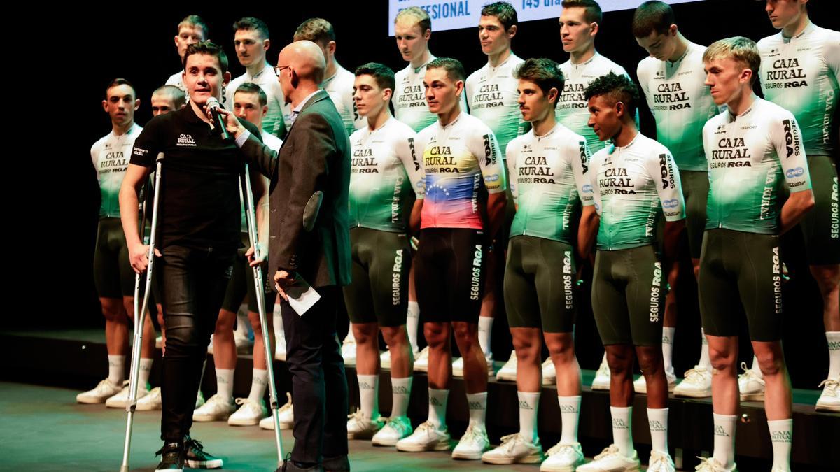 Josu Etxeberria, aún convaleciente, charla con Juan Mari Guajardo, presentador del acto de la puesta en marca del Caja Rural.