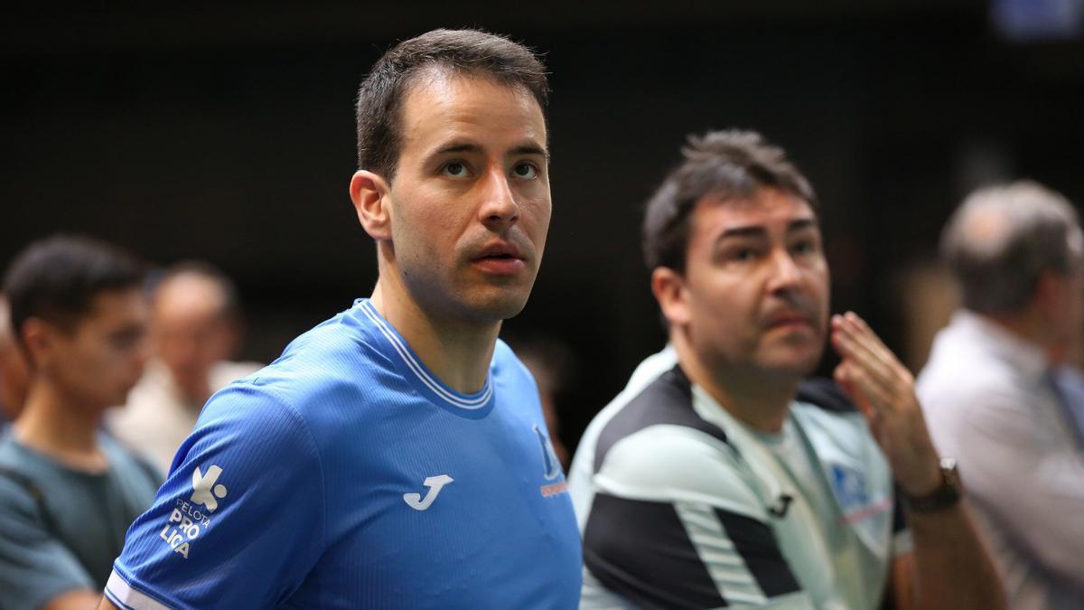 Darío y Artola eligen material para la final del Manomanista en el Navarra Arena de Iruñea.