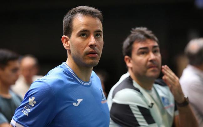 Darío y Artola eligen material para la final del Manomanista en el Navarra Arena de Iruñea.
