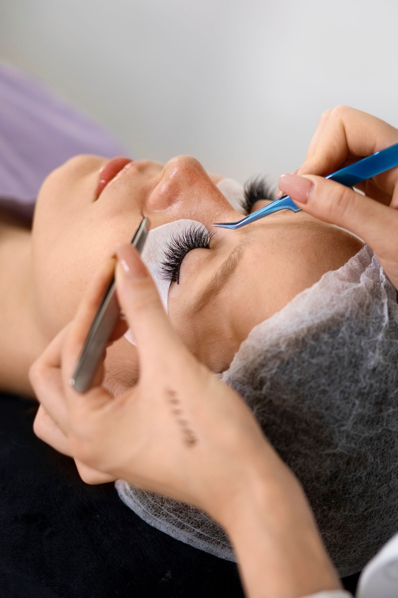 Colocación de extensiones de pestañas en un centro de estética.