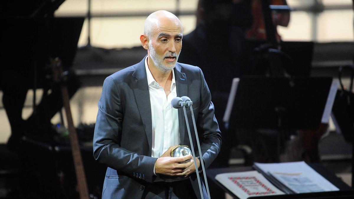 Alfredo Sanzol, con el Max al mejor espectáculo por 'El bar que se tragó a todos los españoles'.