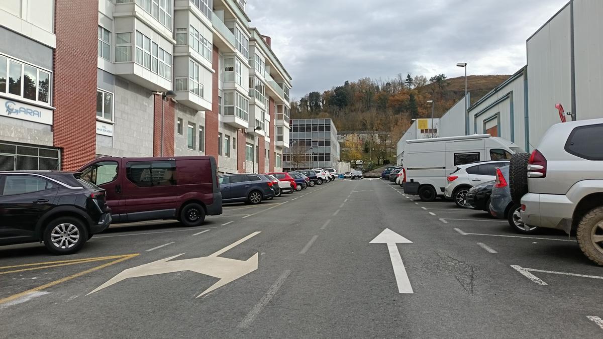 La calle junto a Iralabarri plaza, que conecta Araba ibilbidea con el polígono Basabe, ha pasado a ser de doble sentido.