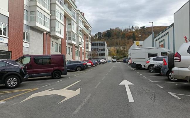La calle junto a Iralabarri plaza, que conecta Araba ibilbidea con el polígono Basabe, ha pasado a ser de doble sentido.