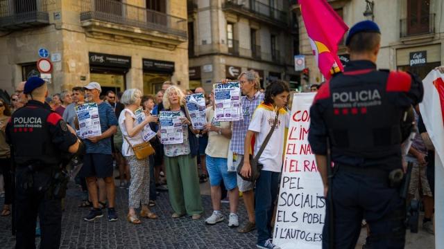 Efectivos de los Mossos ante los manifestantes.