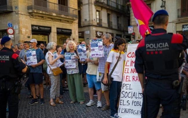 Efectivos de los Mossos ante los manifestantes.