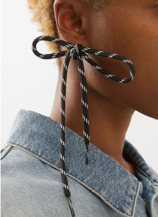 Pendientes de cordón de zapatos de Balenciaga.