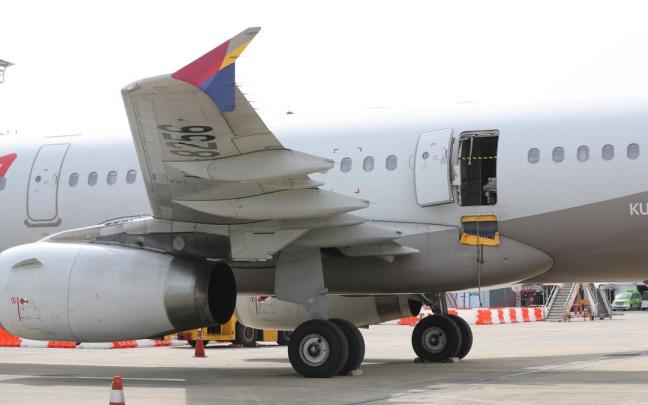 El avión tras el aterrizaje.