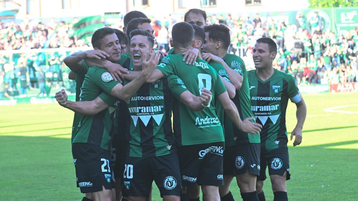 Los jugadores del Sestao River, durante una celebración de la temporada pasada.