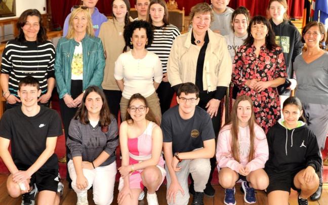 Los participantes en Gazte On fueron recibidos en el ayuntamiento de Portugalete.