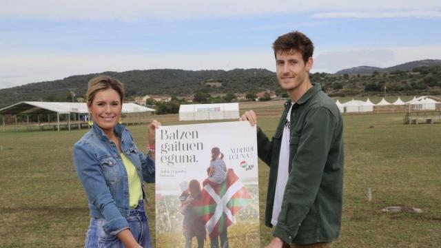 Mireia Zarate y Julen Antoñana presentan la nueva edición del Alderdi Eguna.