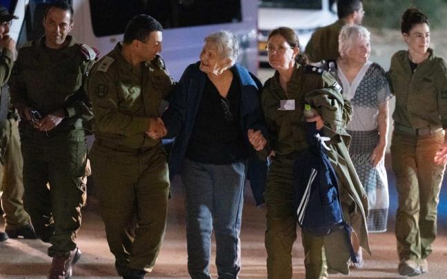 Varios rehenes liberados por Hamás son atendidos por soldados israelíes. Varios rehenes liberados por Hamás son atendidos por soldados israelíes.