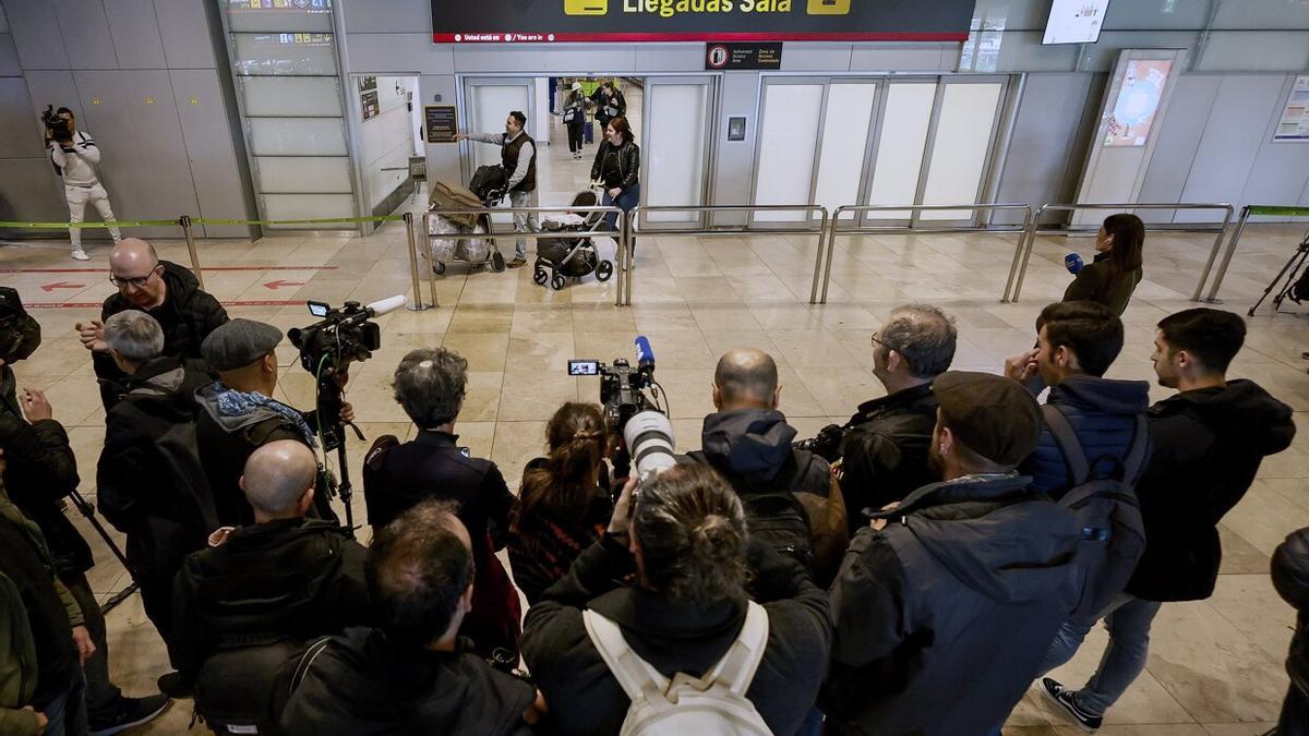 Amplia presencia de medios de comunicación ante una de las salas de llegadas de la Terminal 1 del Aeropuerto Internacional Adolfo Suárez Madrid Barajas en espera de la llegada del expresidente de la Real Federación Española de Fútbol (RFEF) Luis Rubiales.