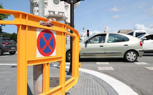 Valla para cortar el tráfico junto al puente de María Cristina, la pasada semana.