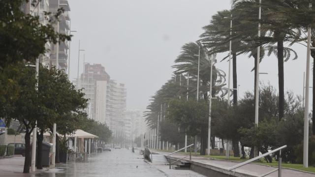 La alerta de Protección Civil pide a los ciudadanos que eviten desplazamientos, no crucen zonas inundables, incluso con poca agua, y se alejen de ríos, barrancos, cauces, paseos marítimos y zonas de costa